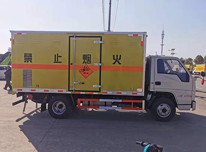 西藏爆破器材运输车工人安全操作规范与智能技术保障